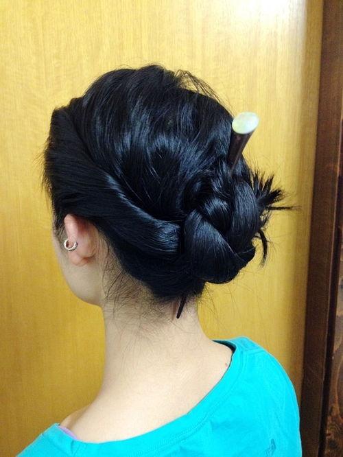 成人编发发簪盘发视频,跟随发簪盘发视频，轻松打造优雅成人发型