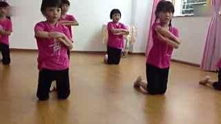 6岁男孩成人舞蹈视频教学,萌态可掬舞姿惊艳  第3张